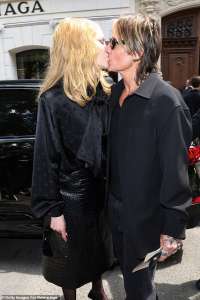 Nicole Kidman embrasse son mari Keith Urban et arbore des lunettes de soleil bizarres au défilé Balenciaga