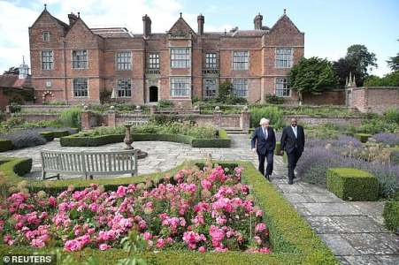 Boris et Carrie Johnson “prévoient d’organiser une fête de mariage dans la maison de campagne des Cotswolds”