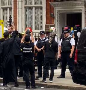 Des manifestants dirigés par un groupe musulman chiite prennent d’assaut l’ambassade d’Azerbaïdjan à Kensington : huit hommes sont arrêtés