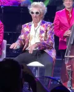 Sir Rod Stewart se moque de son ami Elton John sur scène alors qu’il se fait passer pour lui dans un ensemble imité