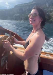 Courteney Cox porte un bikini et partage des clichés adorés avec le beau Johnny McDaid en vacances en Europe