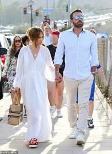 Jennifer Lopez et Ben Affleck portent des ensembles blancs assortis en se dirigeant vers Malibu Chili Cook-Off