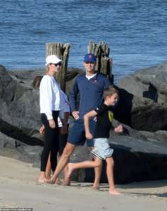 Jared et Ivanka passent la journée à la plage du New Jersey alors qu’ils évitent l’ouragan Ian en Floride