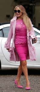 Lizzie Cundy, 54 ans, va sans soutien-gorge dans une robe péplum rose en dentelle transparente