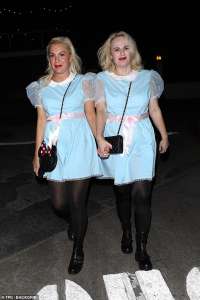 Rebel Wilson et sa petite amie Ramona Agruma s’habillent comme les jumeaux effrayants de The Shining for Halloween