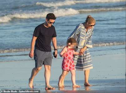 Declan Donnelly de I’m A Celebrity et sa femme Ali Astall s’amusent sur une plage australienne avec des enfants