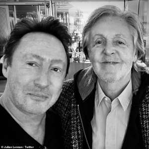 Le fils de John Lennon, Julian, rencontre le coéquipier du défunt père des Beatles, Sir Paul McCartney, à l’aéroport