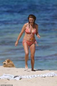 Kate Walsh, 55 ans, a l’air sensationnelle alors qu’elle affiche sa silhouette dans un bikini maigre sur une plage de Perth