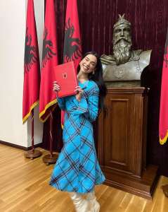 Dua Lipa impressionne par sa robe bleue audacieuse alors qu’elle obtient la citoyenneté albanaise