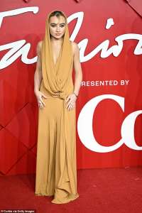 British Fashion Awards 2022 : Sabrina Carpenter séduit par sa combinaison à capuche et sa coiffure avant-gardiste