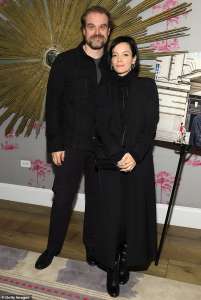 David Harbour et sa femme Lily Allen s’associent en noir à la projection d’Anna Wintour de Vivre à New York