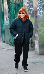 Natasha Lyonne reste au chaud dans une doudoune noire lors d’une sortie fraîche à New York