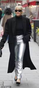 Ashley Roberts porte un pantalon en cuir argenté avant que Kelly Brook ne lui gifle les fesses