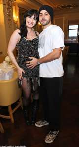 Daisy Lowe, enceinte, montre sa bosse florissante dans une mini robe ornée lors de sa douche de bébé