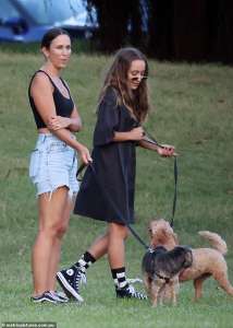 Bec Hewitt montre sa silhouette tonique alors qu’elle promène ses chiens avec sa petite fille Ava