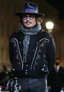 Johnny Depp “veut acheter un pub britannique appartenant au fiancé du juge The Great British Bake Off, Paul Hollywood”