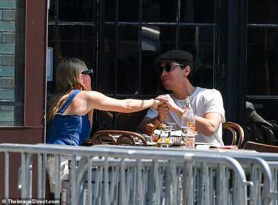 Kate Bosworth et son fiancé Justin Long partagent un doux moment lors d’un déjeuner en plein air à New York