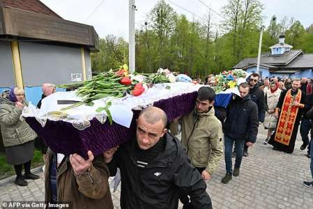 Les personnes en deuil se rassemblent pour rendre hommage aux enfants ukrainiens tués lors d’une frappe de missile russe
