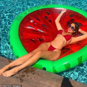 Chloe Ferry en bikini montre fièrement ses cicatrices de boulot