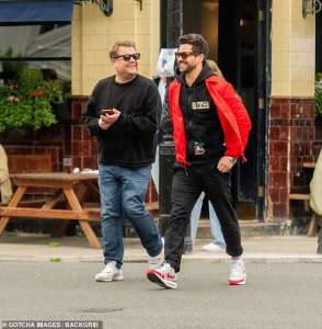 James Corden profite d’un verre de retour avec Dominic Cooper et Justin Theroux à Londres