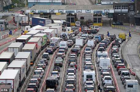 Des milliers de voitures forment des files d’attente massives au port de Douvres