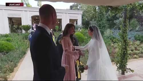 Moment où le prince William dit à la bavarde Kate de se déplacer lors du mariage royal en Jordanie