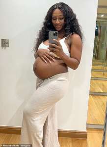 Alexandra Burke, enceinte, affiche sa bosse de bébé dans un haut court blanc lors d’une séance photo à domicile