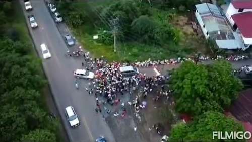 Une foule immense borde la rue alors qu’un footballeur costaricain mangé par un crocodile est inhumé