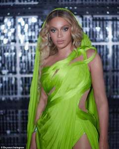 Beyonce a l’air éthérée dans une robe vert citron à capuche et des talons assortis pour Atlanta, en Géorgie, lors de sa tournée Renaissance