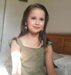 Une fille «douce», 10 ans, retrouvée morte à la maison de Woking est photographiée alors que la chasse à l’homme se poursuit