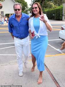 Brooke Shields et son mari Chris Henchy portent tous deux des tenues bleues et blanches au concert étoilé d’Ed Sheeran de SiriusXM à Hamptons