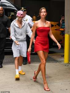 Justin et Hailey Bieber haussent les sourcils avec des choix de tenues TRÈS différents lors d’une sortie à New York : “Ils ne sont jamais habillés pour le même événement”