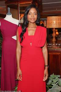 Naomie Harris est glamour dans une robe rouge ample de sa propre collection alors qu’elle assiste au lancement de sa collaboration vestimentaire Omnes.