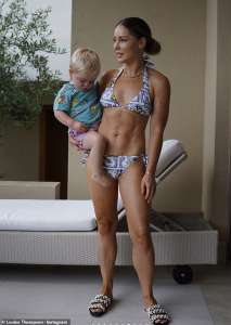 Louise Thompson montre sa silhouette perfectionnée dans un bikini plongeant et un maillot de bain chic alors qu’elle publie des clichés avec son fils Leo de ses récentes vacances en famille