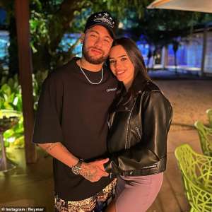 La petite amie de Neymar, Bruna Biancardi, très enceinte, brise son silence après que le footballeur amateur de fête a été filmé avec deux filles dans une boîte de nuit – quelques semaines avant son accouchement