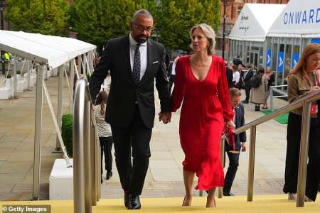 Radieuse en rouge : Susie, l’épouse du ministre des Affaires étrangères James Cleverly, qui a lutté contre le cancer, attire l’attention lors de la conférence du parti conservateur