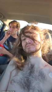 Une vidéo inquiétante montre Chance, le fils capricieux de Paul Hogan, 24 ans, couvert de coupures et de contusions et regardant hors de lui dans une voiture avec des amis après une visite à l’hôpital
