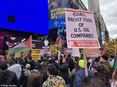 Les contre-manifestants juifs affrontent des centaines de partisans palestiniens qui sont descendus sur Times Square à New York alors que le Hamas poursuit son attaque contre Israël