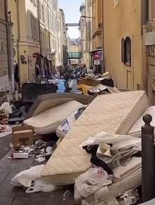 La peste des punaises de lit voit les familles françaises jeter leurs matelas infestés dans les rues