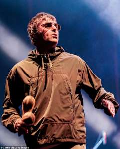 Liam Gallagher “s’apprête à se lancer dans une immense tournée dans les arènes pour célébrer le 30e anniversaire du premier album d’Oasis, Definitely Maybe”, sorti en 1994.