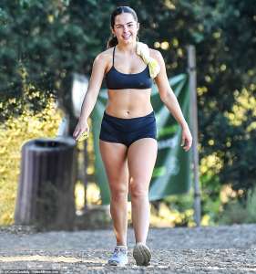 Addison Rae affiche ses abdominaux toniques dans un soutien-gorge de sport noir et un petit short lors d’une randonnée à Calabasas