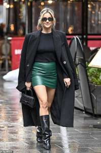 Ashley Roberts affiche ses longues jambes dans une superbe mini-jupe vert émeraude alors qu’elle quitte les studios Heart FM