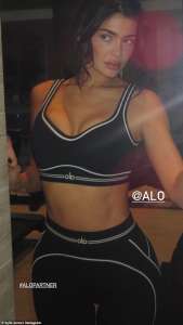 Kylie Jenner montre ses abdominaux sculptés dans un soutien-gorge de sport noir chic et des leggings assortis alors qu’elle transpire dans sa salle de sport à domicile