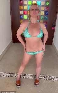 Britney Spears montre son physique sculpté dans un minuscule bikini turquoise… alors qu’elle affirme qu’elle n’a pas contacté son père Jamie pour Noël