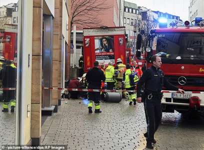 Un camion percute des piétons, tuant sa mère de 37 ans et blessant sa fille de 11 ans et quatre autres personnes dans une ville allemande
