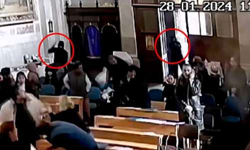 Moment terrifiant : des hommes armés masqués prennent d’assaut l’église d’Istanbul pendant la messe dominicale avant d’ouvrir le feu lors d’une attaque qui a fait un mort – alors que les autorités turques traq