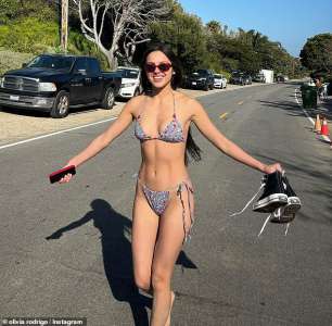 Olivia Rodrigo montre ses abdos en bikini lors d’une escapade ensoleillée – après être montée sur scène à Coachella avec Gwen Stefani