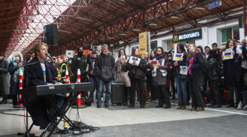 À Bucarest, Tom Odell offre Another Love aux réfugiés ukrainiens qui fuient la guerre