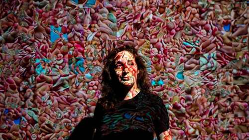 Sandra Rodriguez transforme des millions d’images pornographiques en mosaïque abstraite grâce à l’IA