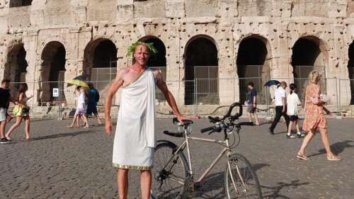 Pour sauver l’église de son village, un maire rejoint le Vatican à vélo